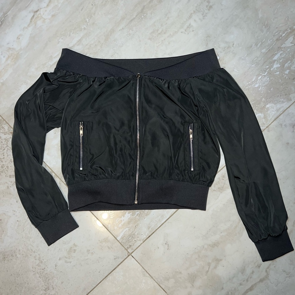 Off the shoulders zip up jacket